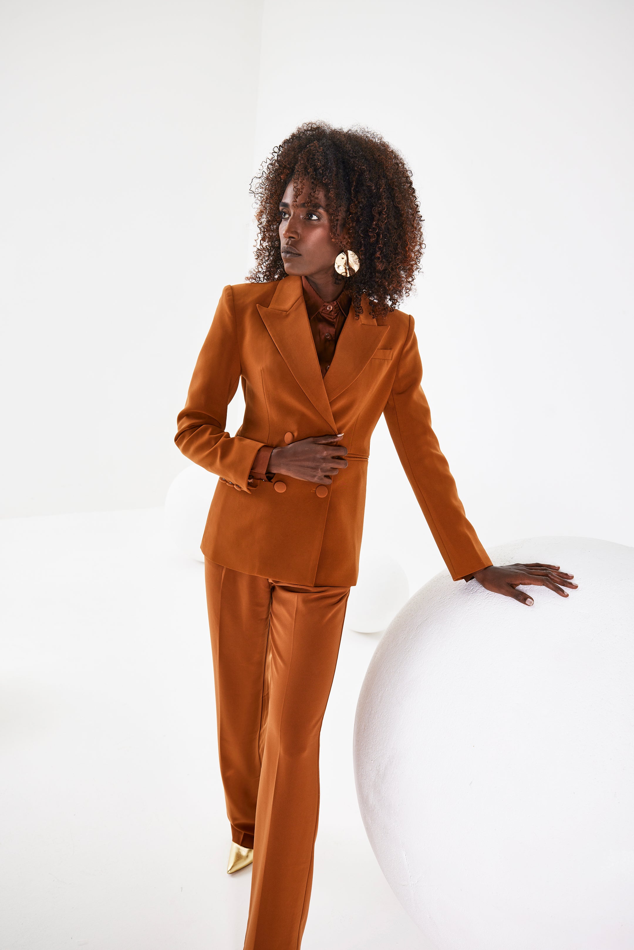 Chikito Crepe Double-Breasted Tailored Suit In Brown (Blazer & Pants)