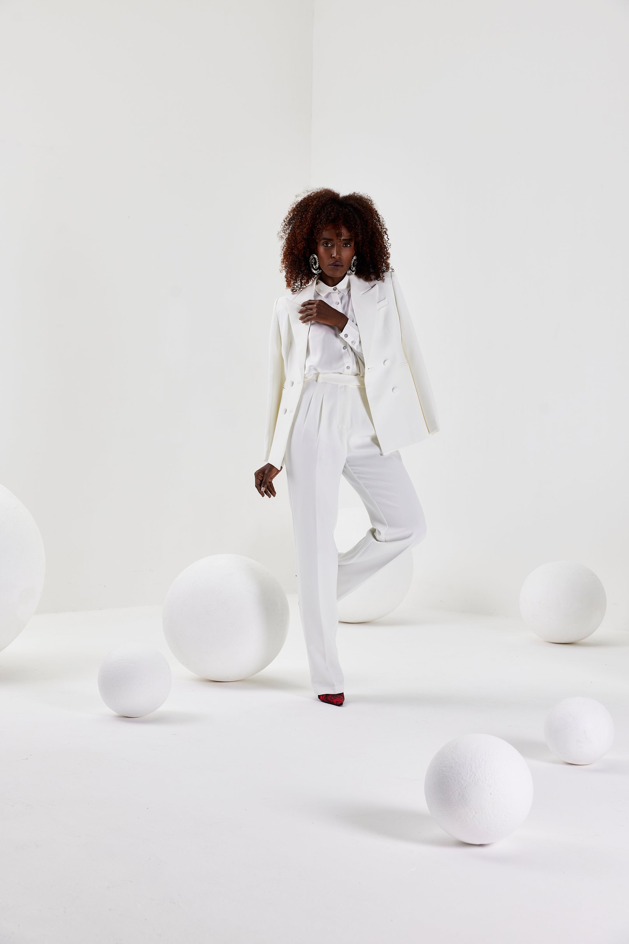 Chikito Crepe Double-Breasted Tailored Suit In White (Blazer & Pants)